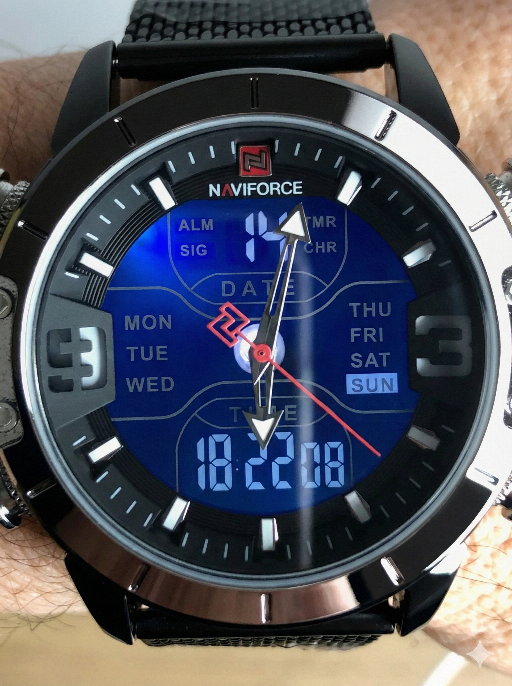 NAVIFORCE 9153 High-Quality Men's Quartz Hand Watch: Premium Stainless Steel Strap, Exquisite Craftsmanship